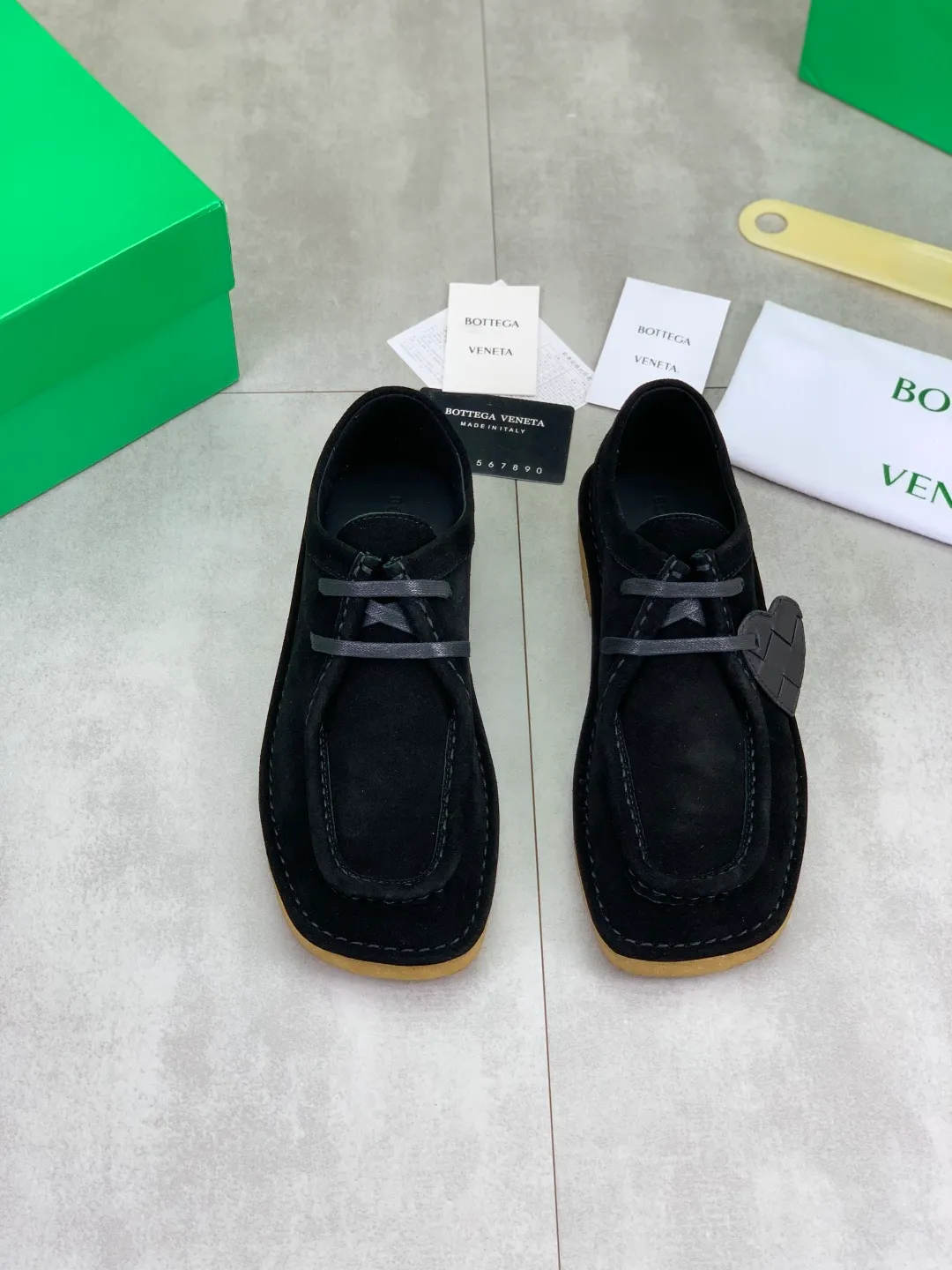 Men's men's shoes 💰P740 New model 💰 Top quality (beef tendon outsole series) 💎💎💎 BOTTEGA VENETA official website synchronizes the latest model, top version of the market's highest version of BV business leather shoes, accept material comparison, shoe type comparison, process comparison, practical and texture, versatile, suitable for any occasion, the more you look at it, the more flavorful it becomes. Pure hand-woven craftsmanship - upper material, imported original hand-woven calfskin - high-quality water-dyed sheepskin lining - original private model customized beef tendon outsole -Size: female 35-39 (34 40 customized) male 39-44 (38 45 customized) Comes with original BV green box, complete packaging.